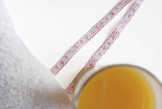 果汁在桌子上的一個高玻璃杯里
