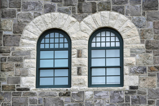 一個(gè)舊建筑的兩個(gè)窗戶