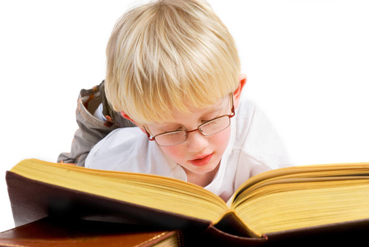 男孩正在讀一本好書