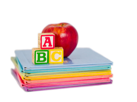 ABC積木和蘋果在兒童書籍上的應用