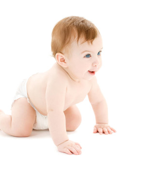 在尿布上爬行的嬰兒