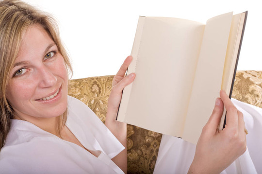 金發(fā)女人閱讀書