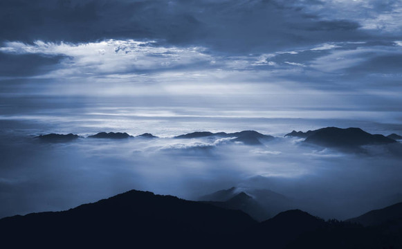 深褐色的云與山