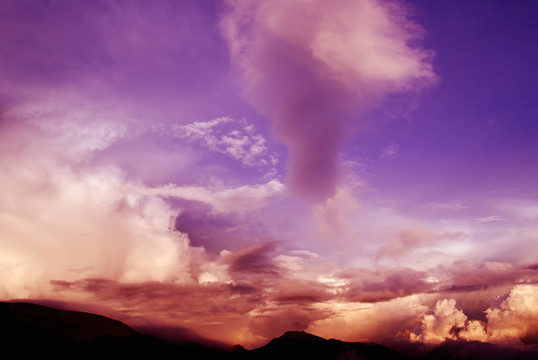 Pinky Clouds和山