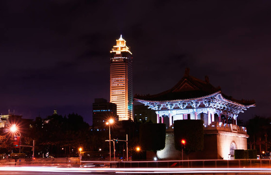 現(xiàn)代摩天樓與傳統(tǒng)建筑
