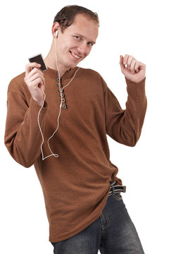 年輕的白人男子聽音樂