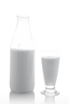 格拉斯和一瓶牛奶