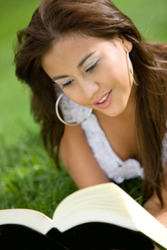 美麗的女孩讀一本書