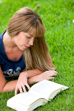 美麗的女孩讀一本書
