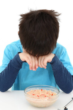 男孩吃麥片