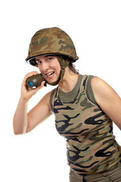 士兵女孩拿著手榴彈