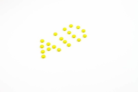 用黃色藥丸寫的字