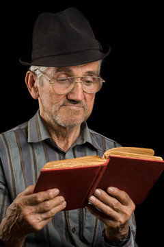 老人讀一本書(shū)