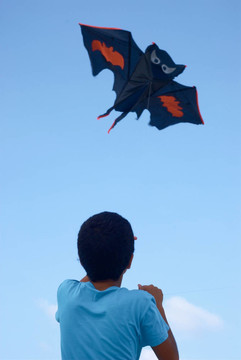 在天空中放著一只紙風箏