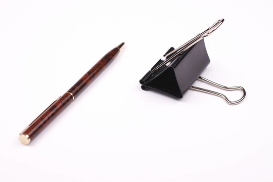 紙夾子和筆