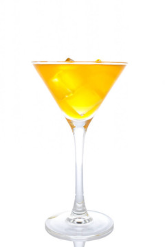 新鮮橙色雞尾酒與冰塊