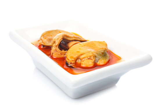 Mussels在一個白色的盤子里