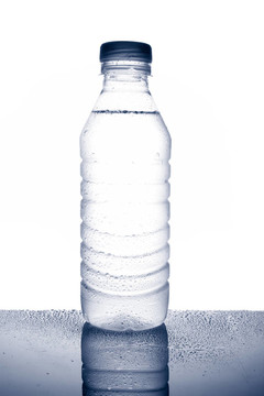 一瓶帶水滴的礦泉水