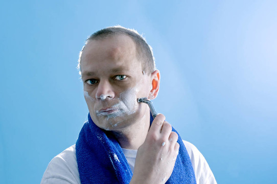 刮胡子的男人