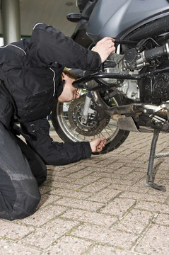 檢查摩托車的機(jī)油液位