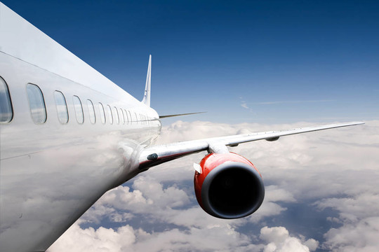 飛機在空中飛行