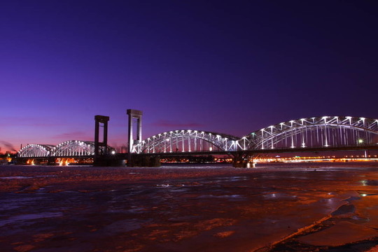 河上的鐵橋