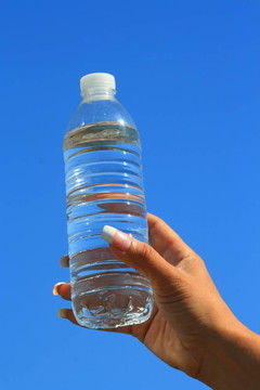 女子手持水瓶