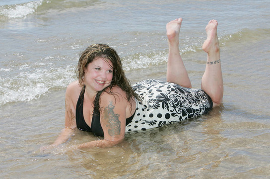 躺在海滩上的女人