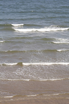 溫柔的浪花拍打海灘
