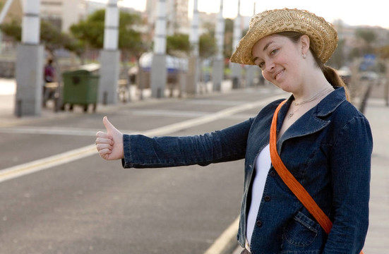 街上的女孩搭便車