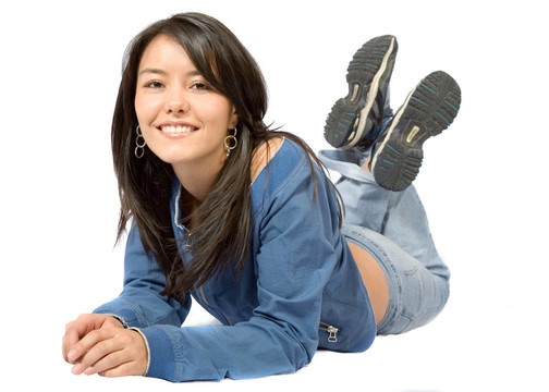 美麗的女孩在地板上