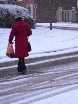 女人在雪中