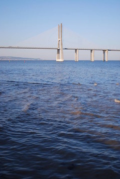 達伽馬大橋塔霍河在Lisbon