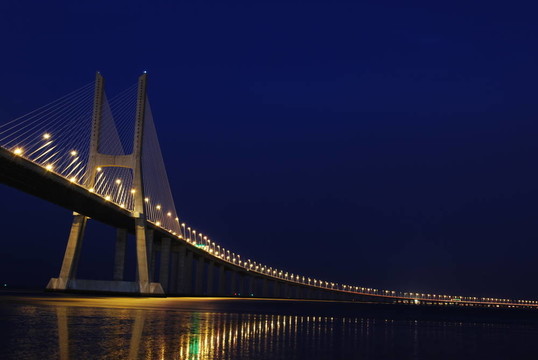 達伽馬大橋塔霍河在Lisbon