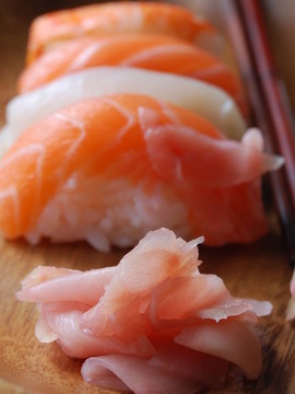 壽司，日本食品（在一個(gè)木制的板）