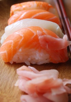 壽司，日本食品（在一個(gè)木制的板）