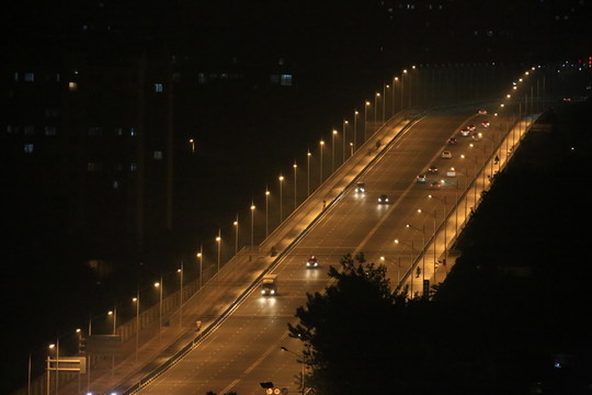城市夜色里的橋