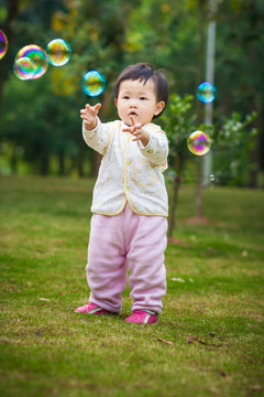 捕捉泡泡的幼兒