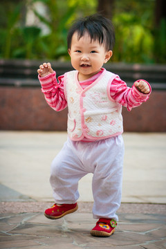 手舞足蹈的幼兒