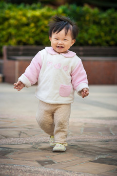 邊走路邊笑的幼兒