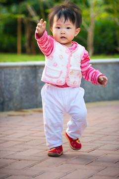 揮手打招呼的幼兒