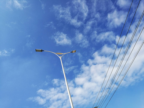 白云藍(lán)天路燈電線桿