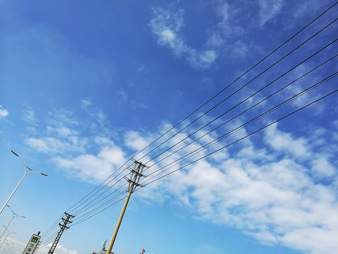 白云藍天電線桿