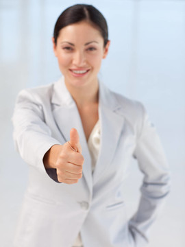 自信和有吸引力的busineswoman陽(yáng)性