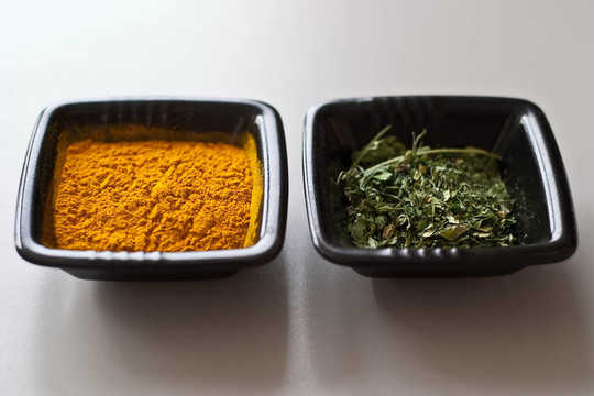 香料姜黃粉和干香草