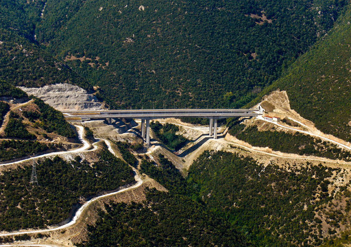 公路橋梁；架空