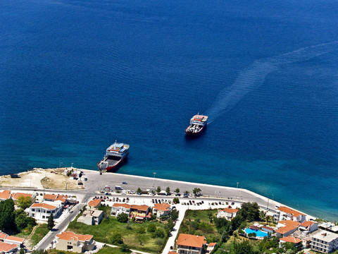 在Greek島上的Ferryboats
