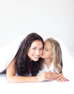 Daughter Kissing她的母親