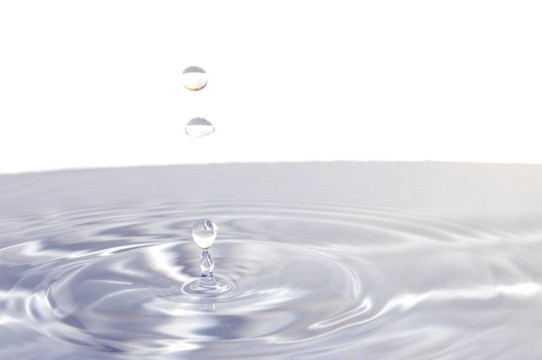 白色水滴上的水滴