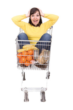帶購物車的女人